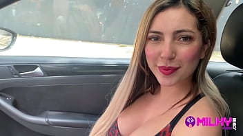 Puta brasileira levantou o amante por entrar no carro de um estranho e trepar em troca de dinheiro